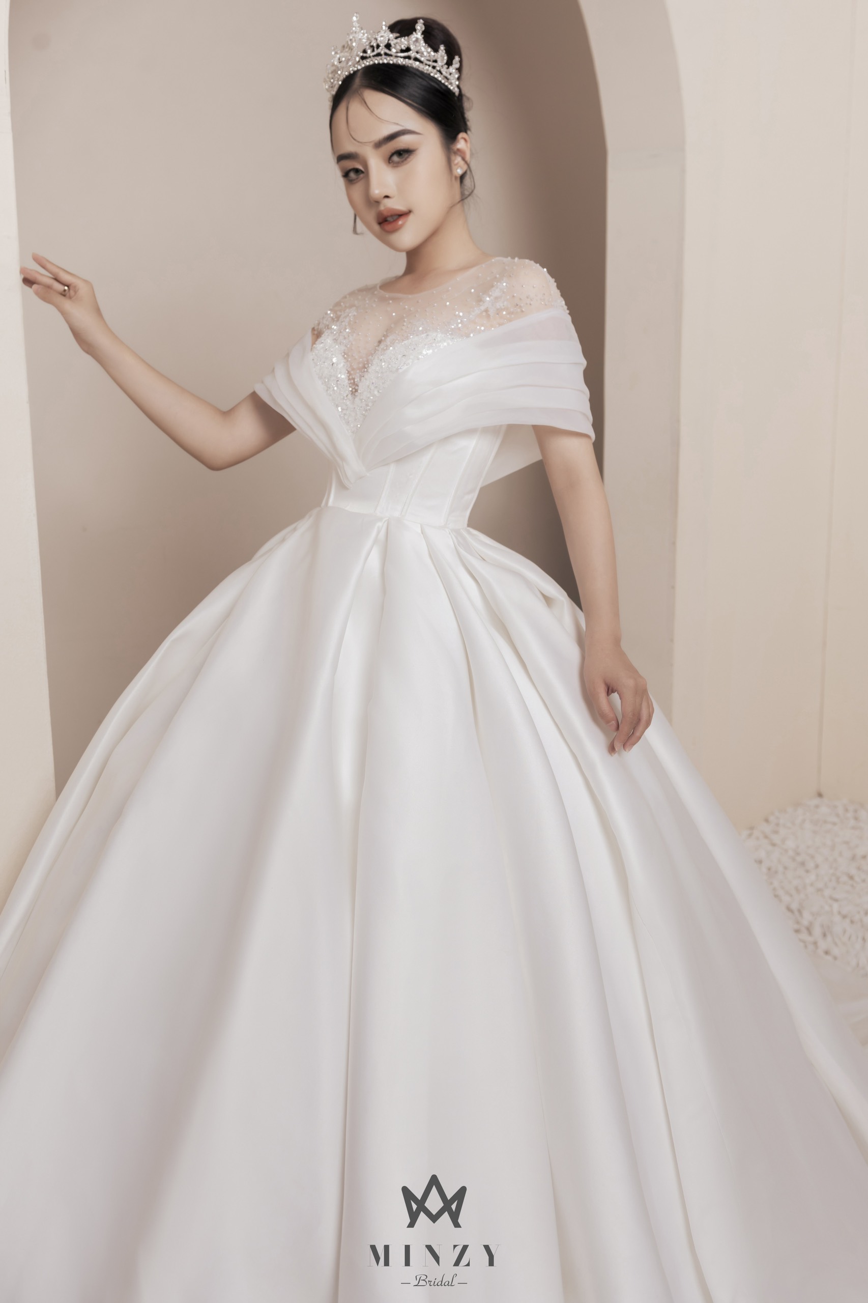Váy cưới ren màu trắng tay bồng phối 2021