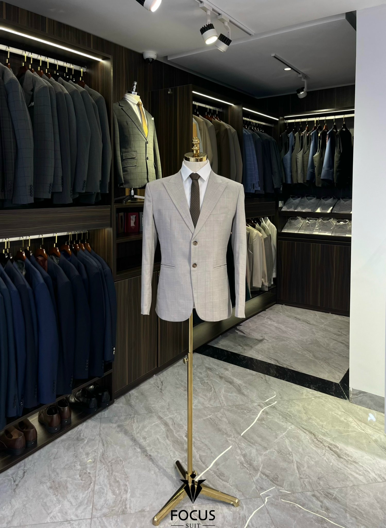 tuxedo trắng cổ vạt đen