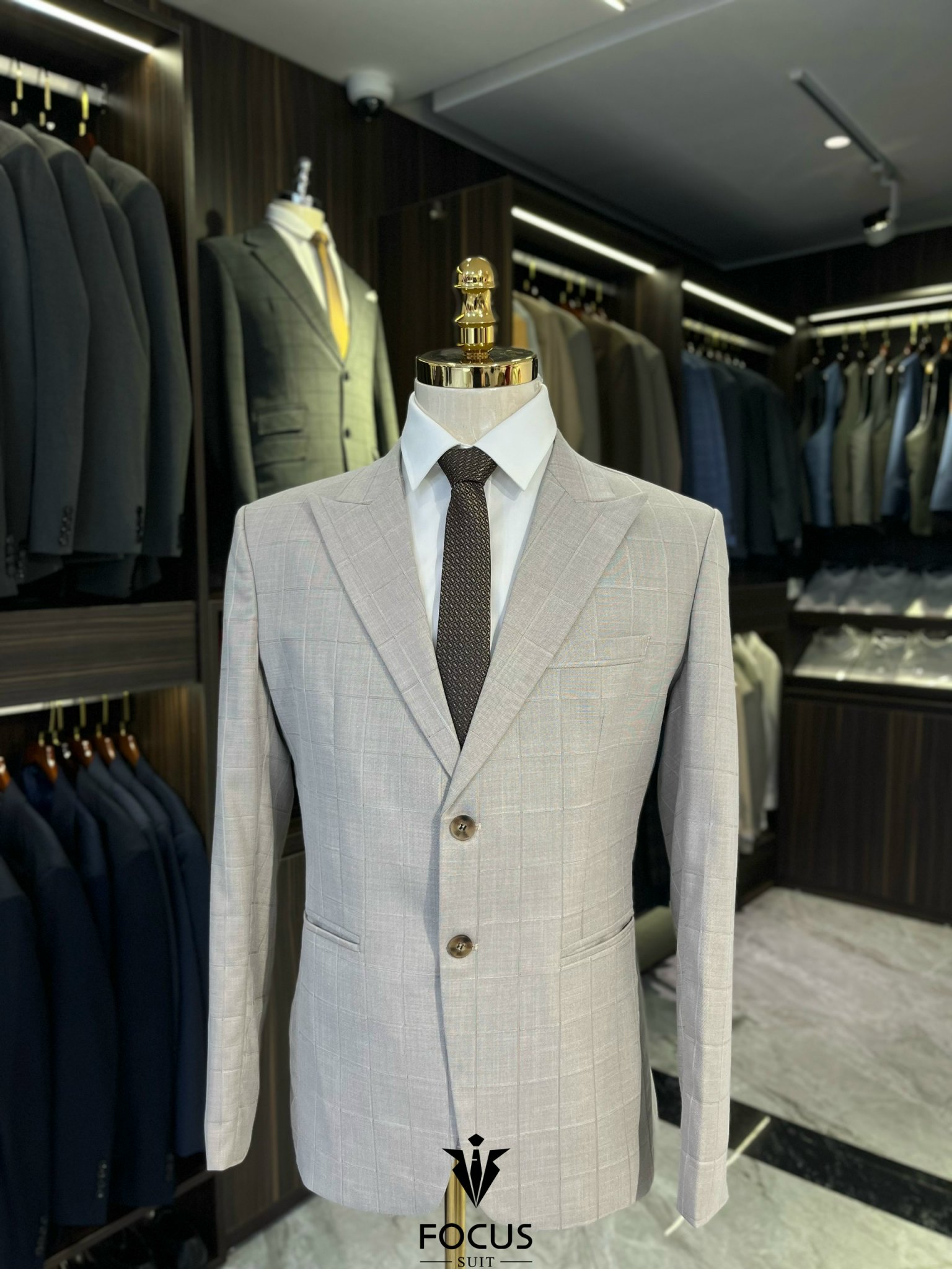 tuxedo trắng cổ vạt đen