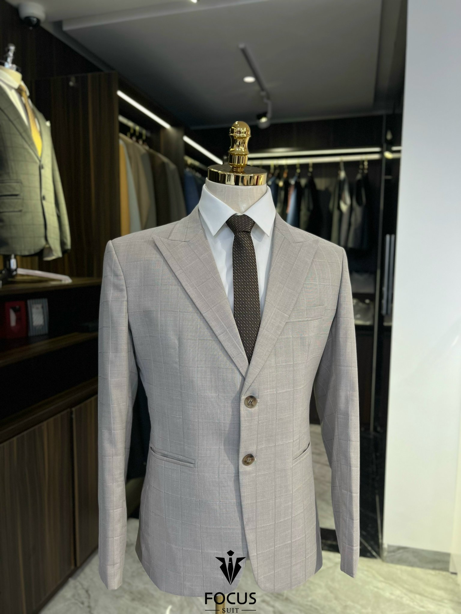 tuxedo trắng cổ vạt đen