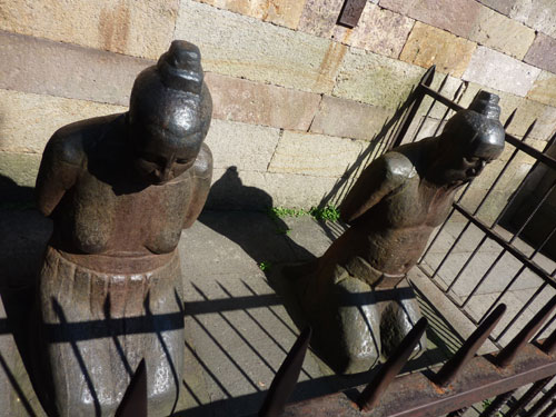 Bí Ẩn Về Tượng Tần Cối và Sự Tàn Phá Ở Miếu Nhạc Phi