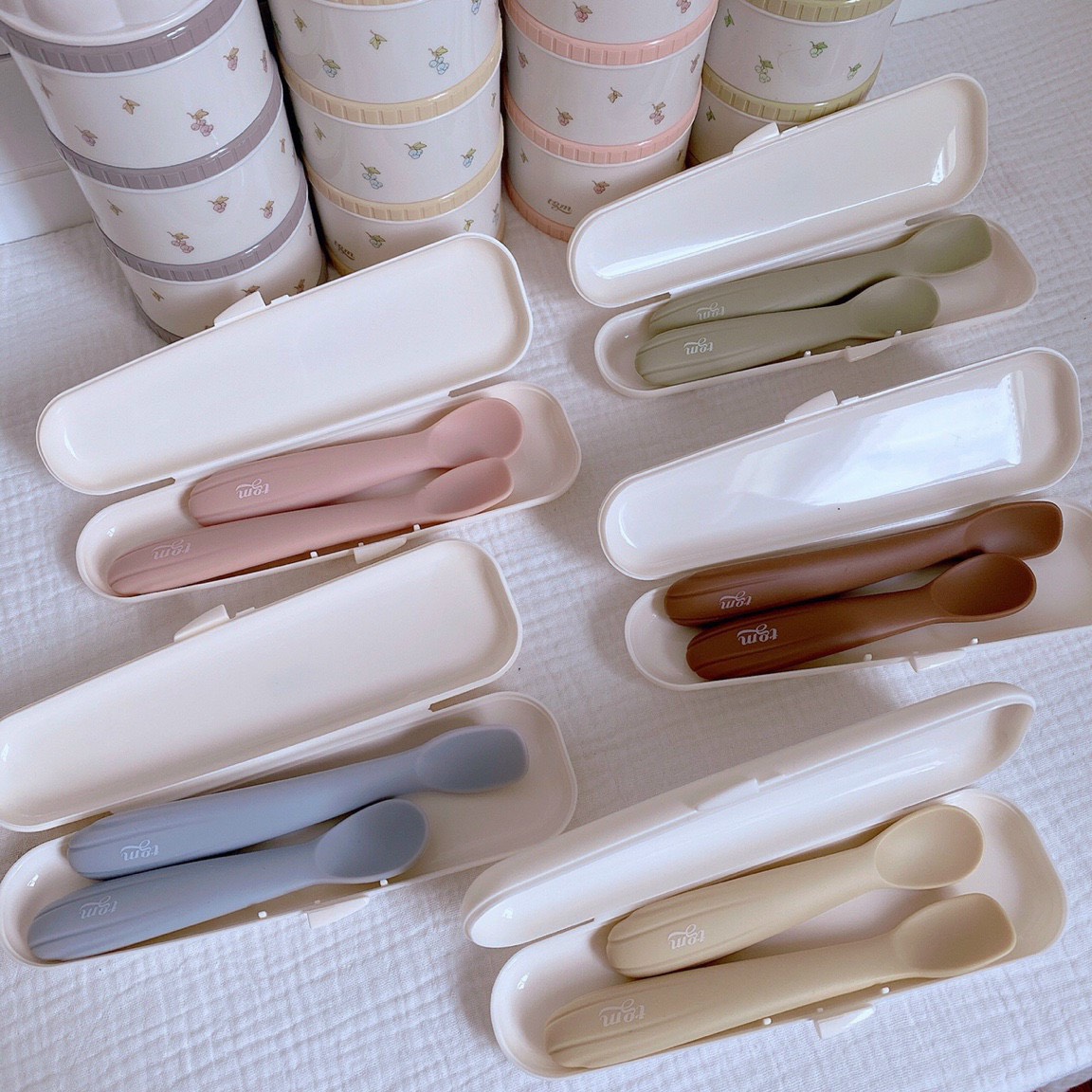 SET 2 THÌA SILICON KHỞI ĐẦU KÈM HỘP ĐỰNG