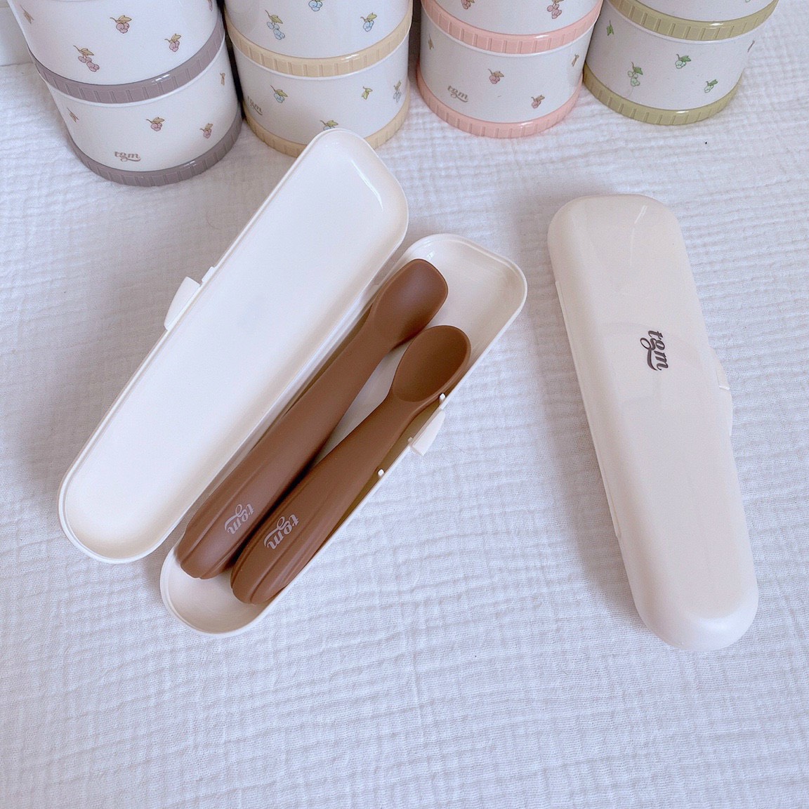 SET 2 THÌA SILICON KHỞI ĐẦU KÈM HỘP ĐỰNG