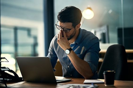 TẠI SAO DÂN VĂN PHÒNG NÊN ĐEO KÍNH NGĂN ÁNH SÁNG XANH? TẠI SAO DÂN VĂN PHÒNG NÊN ĐEO KÍNH NGĂN ÁNH SÁNG XANH?