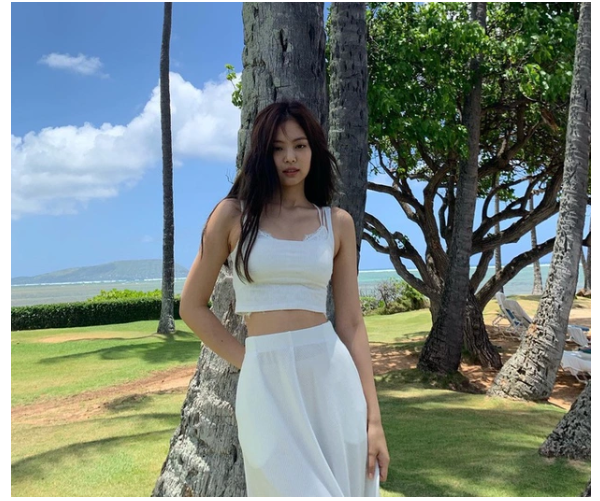 MẶC TRANG PHỤC MÀU TRẮNG ĐẸP VÀ SANG NHƯ JENNIE VỚI 10 CÔNG THỨC MẶC TRANG PHỤC MÀU TRẮNG ĐẸP VÀ SANG NHƯ JENNIE VỚI 10 CÔNG THỨC