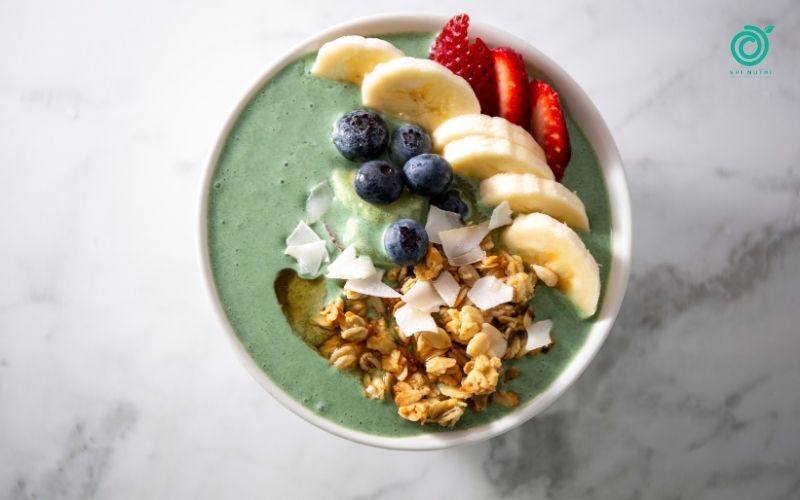 Sữa chua trái cây, granola và tảo xoắn cho buổi sáng nhanh gọn và dưỡng chất