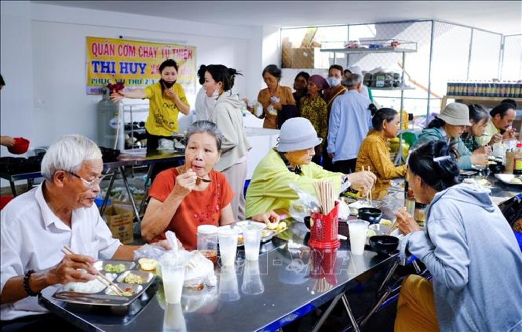 Những bữa cơm thiện nguyện tiếp sức cho bệnh nhân nghèo