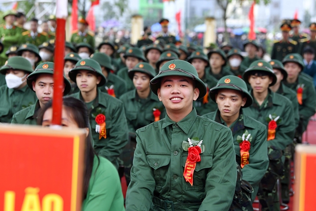 Hàng nghìn thanh niên các tỉnh miền Tây hăng hái lên đường nhập ngũ