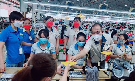 Người lao động thấp thỏm ngóng chờ thưởng Tết