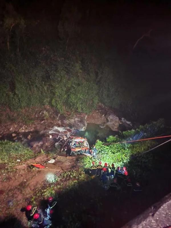 Xe khách lao xuống vực trên cao tốc La Sơn - Hòa Liên, nhiều người thương vong