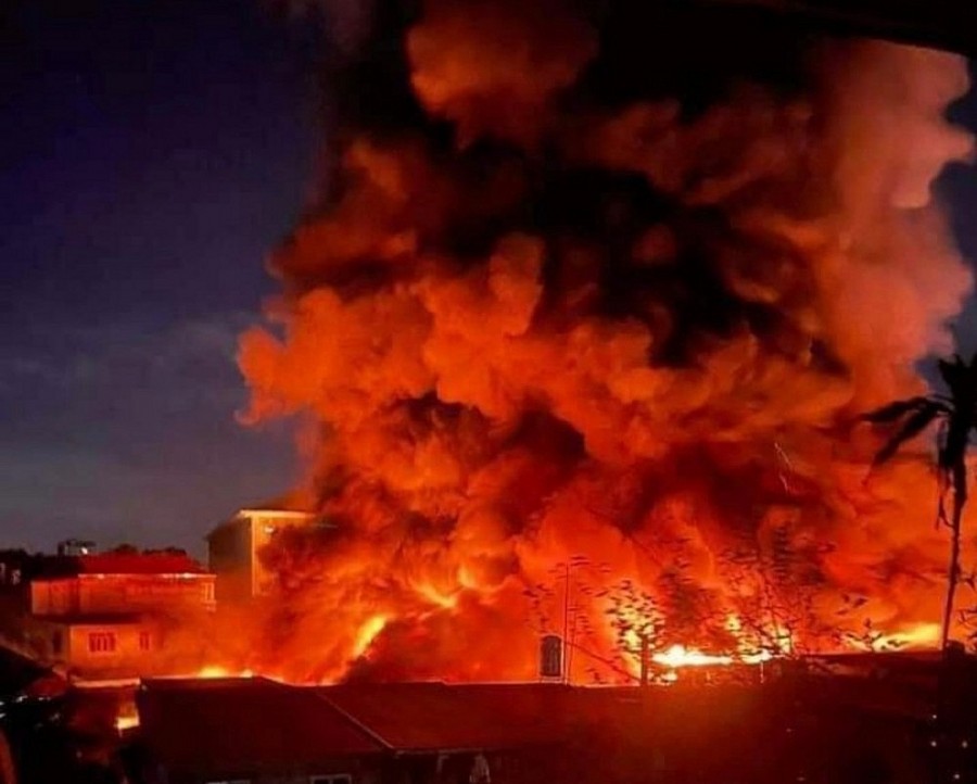 Công ty gỗ ở Bình Dương cháy lớn, nhiều công nhân tháo chạy thoát thân