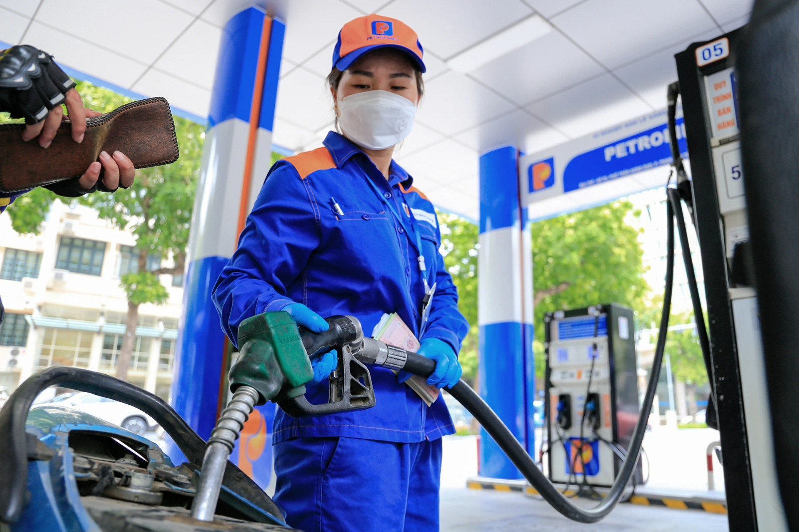 Giá xăng giảm mạnh thứ 4 liên tiếp, xuống thêm gần 1.000 đồng/lít