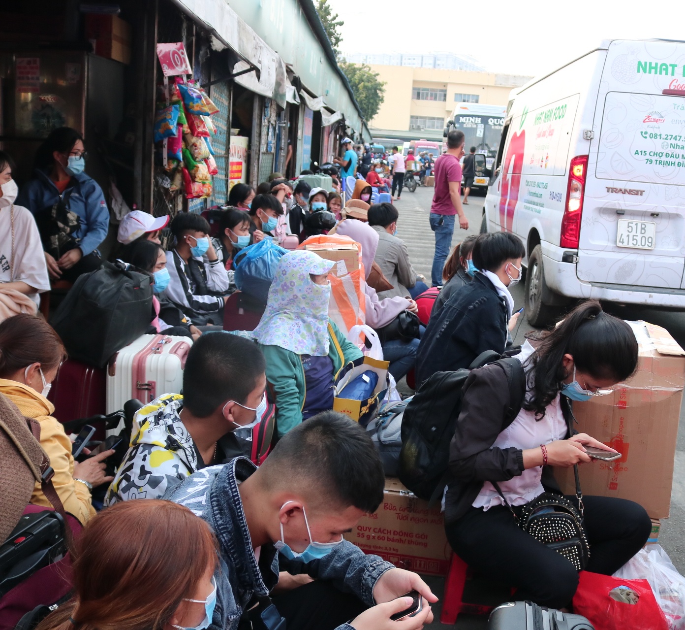 'Biển người' đổ về các bến xe TPHCM về quê ăn Tết