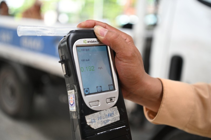 Bị CSGT đo nồng độ cồn, người vi phạm nói 'mình chung chuyên ngành mà'