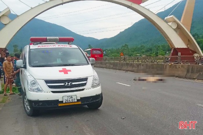 Vợ tử vong, chồng và 2 con nhập viện cấp cứu sau cú va chạm với ô tô