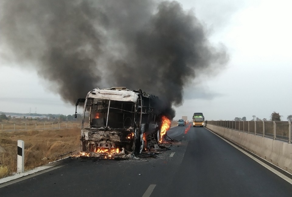 Cháy rụi xe khách giường nằm trên cao tốc Vĩnh Hảo-Phan Thiết