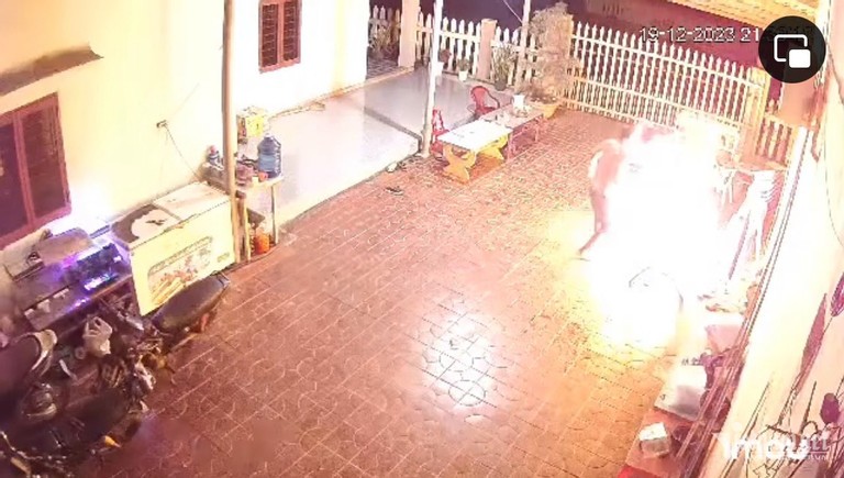 Đang nằm trên võng, người phụ nữ bị 