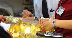 Cú ‘quay xe’ đột ngột của giá vàng và bài học lỗ kép chưa bao giờ cũ