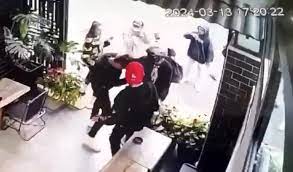 Nam thanh niên bị đâm tử vong trước quán cà phê, 5 đối tượng ra đầu thú