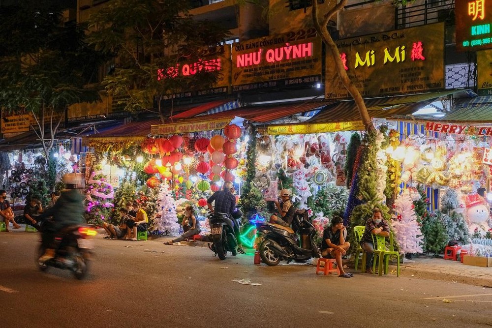 TP Hồ Chí Minh: Nhộn nhịp phố bán đồ trang trí Giáng sinh