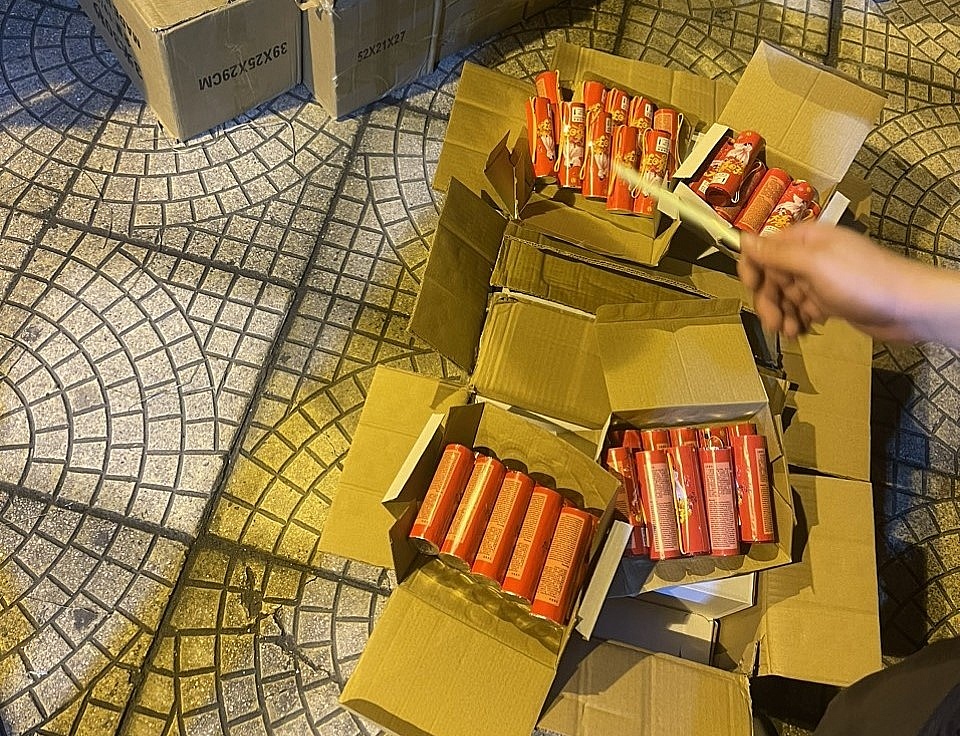 Hà Nội: Phát hiện và tạm giữ hơn 18.000 sản phẩm nghi là pháo nổ