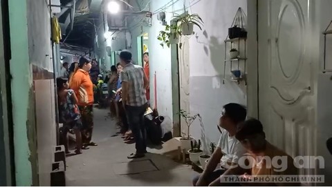 Cha ngất xỉu khi phát hiện con gái 15 tuổi chết trong tư thế treo cổ ở phòng trọ