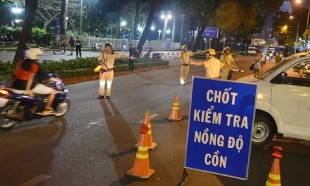 CSGT bị nam sinh đi xe máy tông gục tại chốt kiểm tra nồng độ cồn