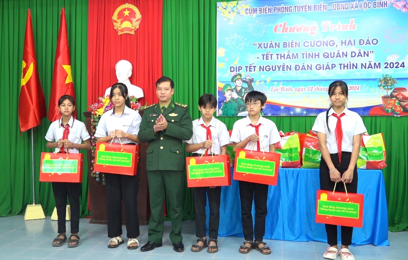 Ấm áp chương trình “Xuân biên cương hải đảo - tết thắm tình quân dân”