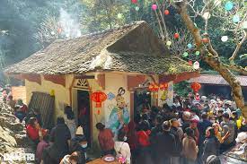 Du khách đổ về đền thiêng ở Thanh Hóa, chen chân xin ‘nước thánh’ cầu may