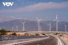 Cao tốc Cam Lâm - Vĩnh Hảo uốn lượn qua cánh đồng điện gió, điện mặt trời