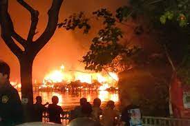 Cháy rực trời dãy nhà ven kênh Tàu Hủ TPHCM