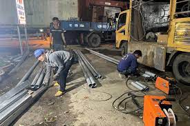 Hàng chục công nhân xuyên đêm cắm biển, phân luồng cao tốc Cam Lộ - La Sơn