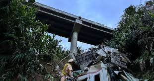 Xe tải lật xuống vực trên đường nối cao tốc Nội Bài - Lào Cai đi Sa Pa làm 3 người bị thương