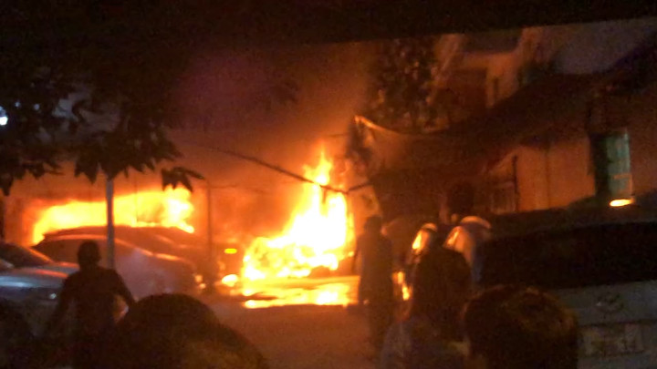 Ô tô bốc cháy dữ dội trong ngõ ở Hà Nội