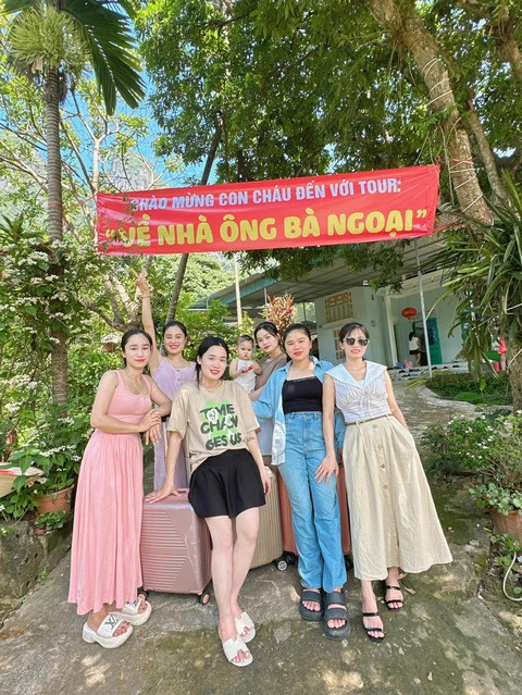 Tổ chức tour nhà ngoại, in băng rôn chào đón cháu nghỉ hè, dân mạng cười ngất