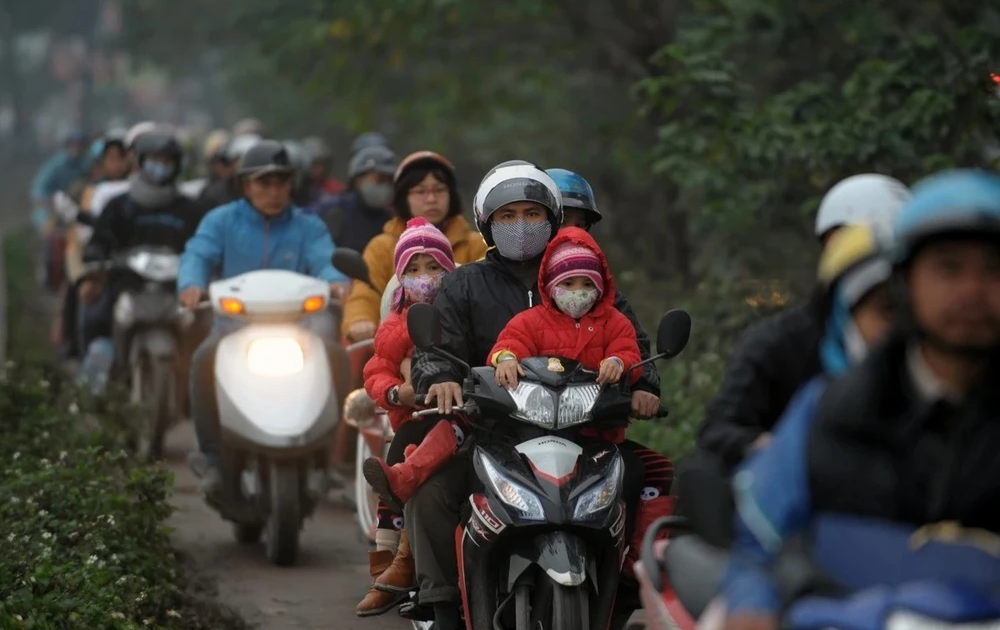 Không 'đỏ mắt' canh mua vé Tết, nhiều người tự chạy xe máy về quê