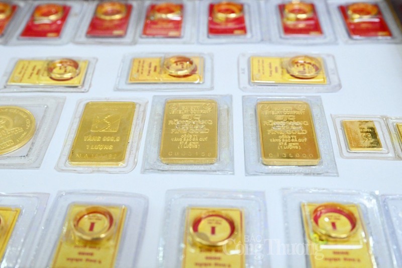 TPO - Sáng nay (26/12), giá vàng SJC neo mức 78,5 triệu đồng/lượng. Chỉ sau một ngày, người mua vàng miếng lãi cao nhất lên tới 1,5 triệu đồng/lượng.