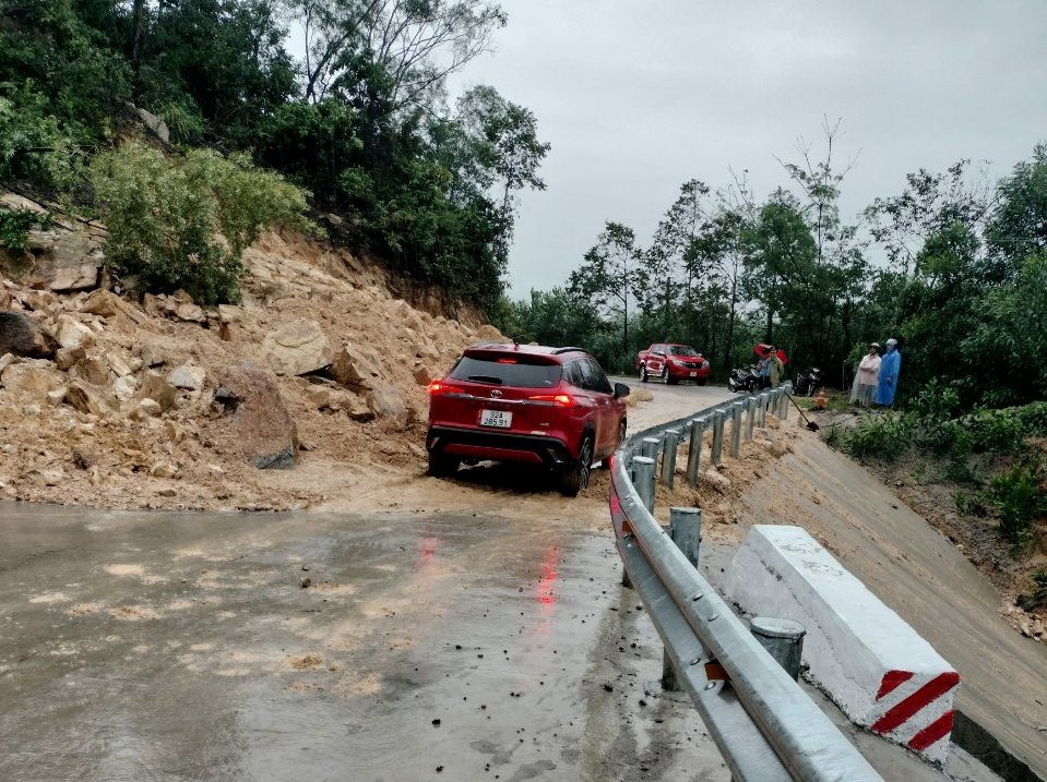 Mưa lớn gây sạt lở, ách tắc nhiều điểm trên các tuyến quốc lộ ở Quảng Nam