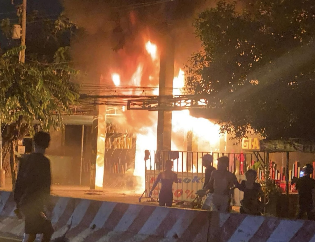 Bình Dương: Cháy quán karaoke lúc rạng sáng, nhân viên chạy tán loạn