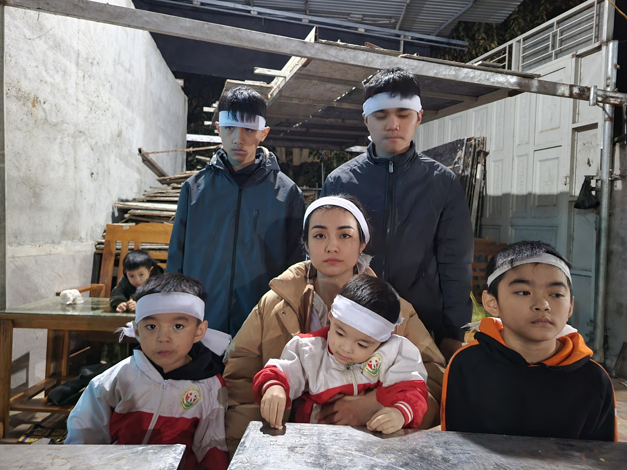 Tiếng khóc xé lòng của 6 mẹ con nạn nhân trong vụ sập giàn giáo