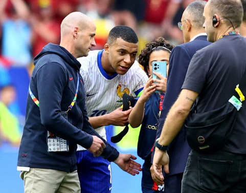 Tuyển Pháp vẫn may khi Mbappe đeo mặt nạ