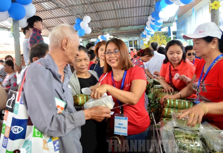 Rộn ràng Tết: Người dân tham gia chợ hoa, phiên chợ 0 đồng
