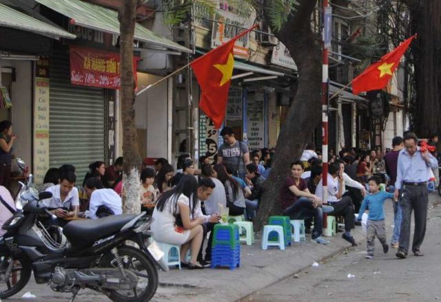 Tắc đường do lấn chiếm bán hàng