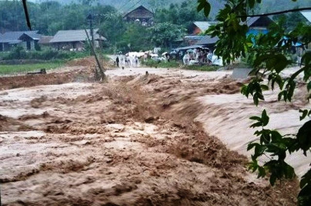 Mưa lớn hoành hành ở miền Bắc gây sạt lở, ngập lụt khắp nơi