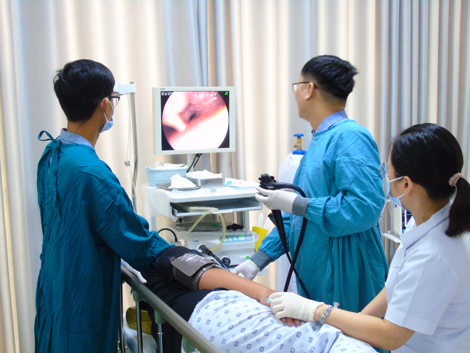 Nhiều người tranh thủ khám bệnh buổi tối ở viện Bạch Mai