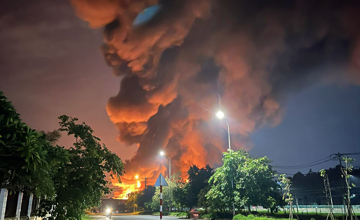 Cháy lớn công ty sản xuất đồ gỗ hơn 13.000 m2 ở Đồng Nai