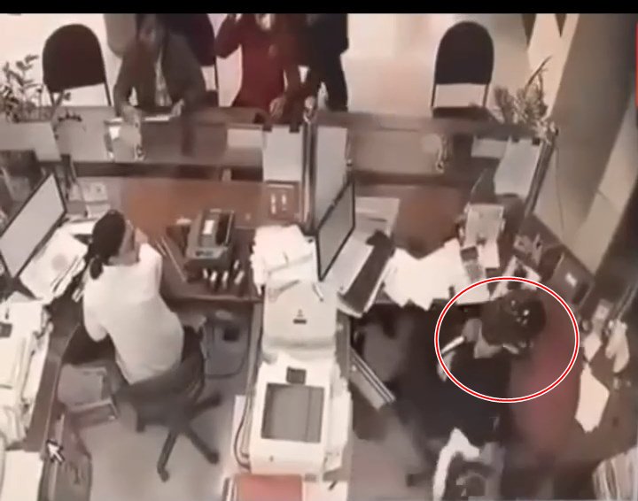 Clip ghi cảnh kẻ bịt mặt vào cướp ngân hàng ở Nghệ An