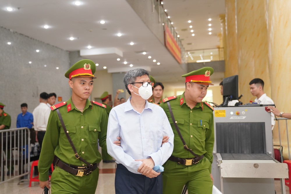 Cảnh sát dẫn giải cựu Bộ trưởng Y tế Nguyễn Thanh Long đến tòa phúc thẩm