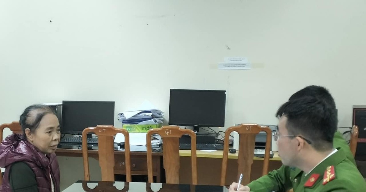 Đối tượng trốn truy nã 20 năm ra đầu thú bật khóc khi được cho tại ngoại ăn Tết với gia đình