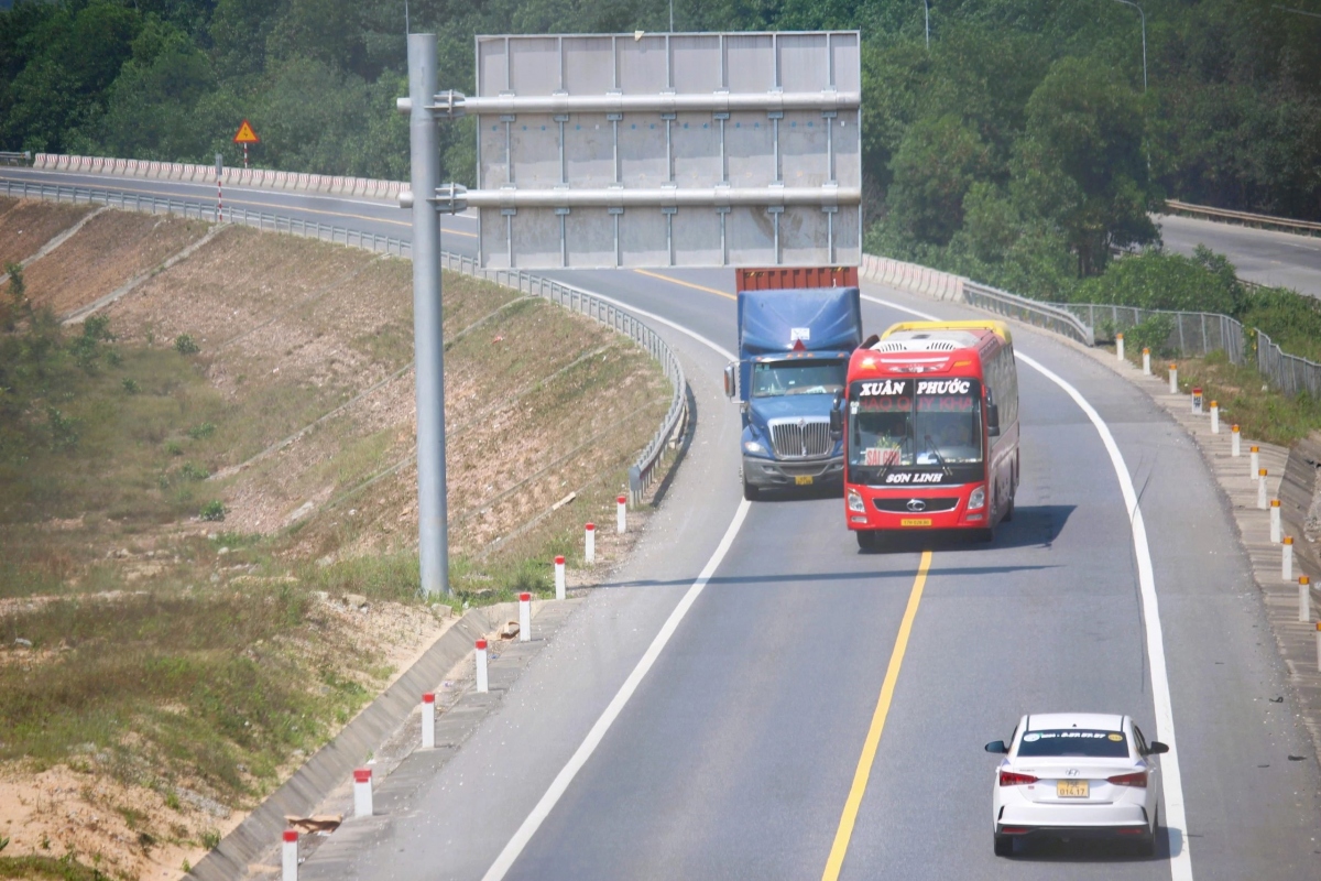 Có nên cấm xe khách, xe tải nặng vào cao tốc Cam Lộ - La Sơn?